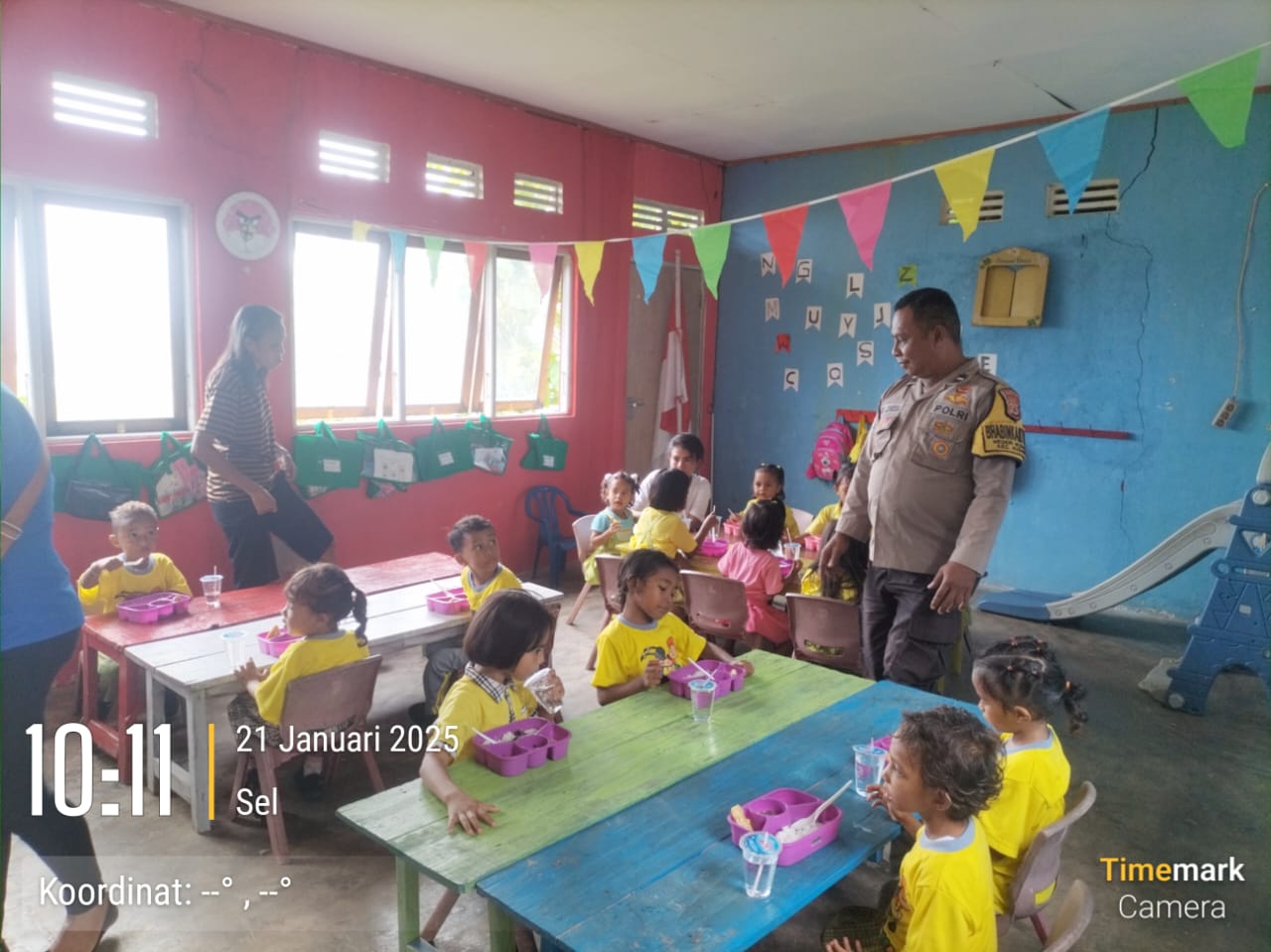 Bhabinkamtibmas Negeri Nusaniwe melaksanakan monitoring Makan Siang Gratis Bergizi di PAUD Melissa, Dusun Airlouw