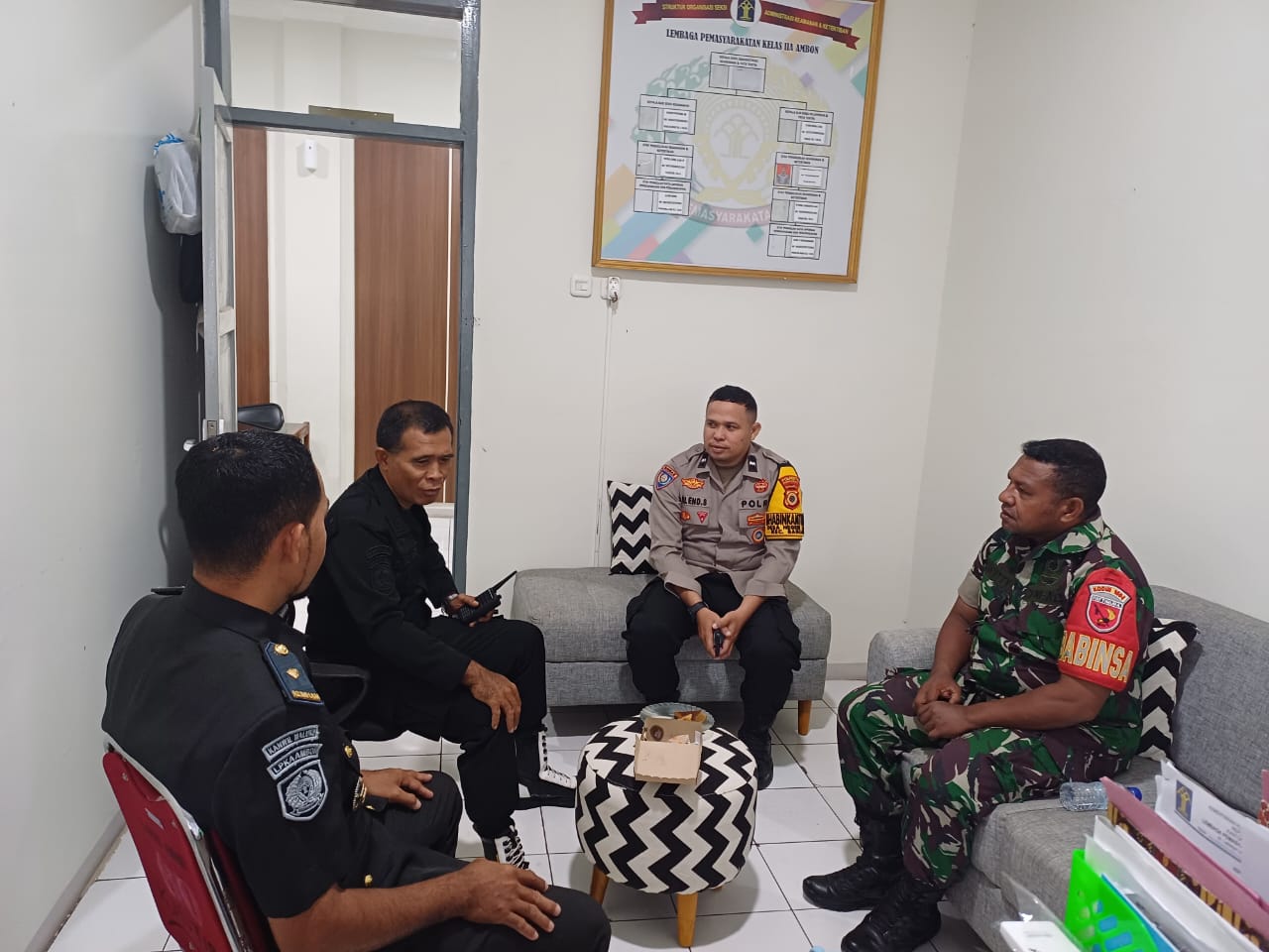Bhabinkamtibmas dan Babinsa Desa Negeri Lama Sambangi Lapas Kelas II Ambon, Sampaikan Pesan Kamtibmas