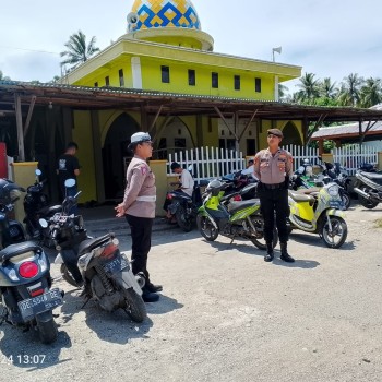 Personil Polres Buru Selatan Rutin Laksanakan Pengamanan Sholat Jumat