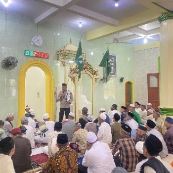 Shalat Jumat di Masjid An-Nur Batu Merah, Dirbinmas Sampaikan Pesan Kamtibmas