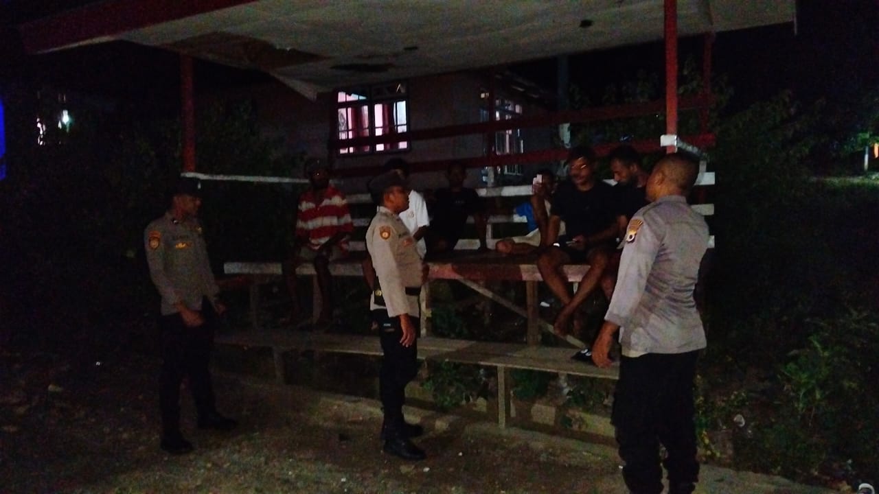 Polsek Leksula Laksanakan Patroli Sambang Pos Kamling Malam Hari