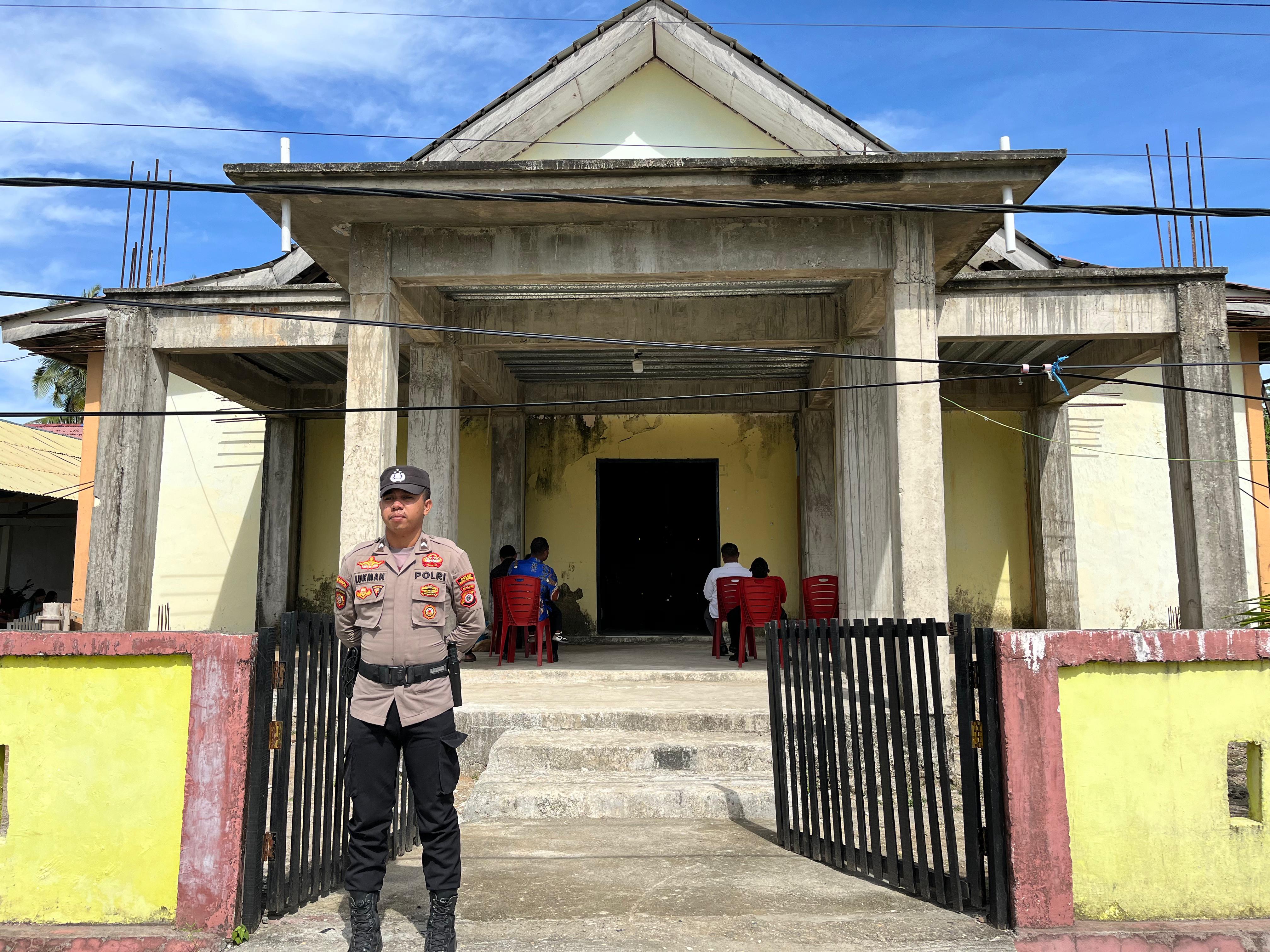 Polres Buru Selatan Laksanakan Pengamanan Ibadah Umat Kristiani pada Minggu pagi