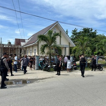 Sat Samapta Polres Buru Selatan Tingkatkan Pengamanan Gereja Lewat Patroli Dialogis