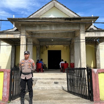 Polres Buru Selatan Laksanakan Pengamanan Ibadah Umat Kristiani pada Minggu pagi