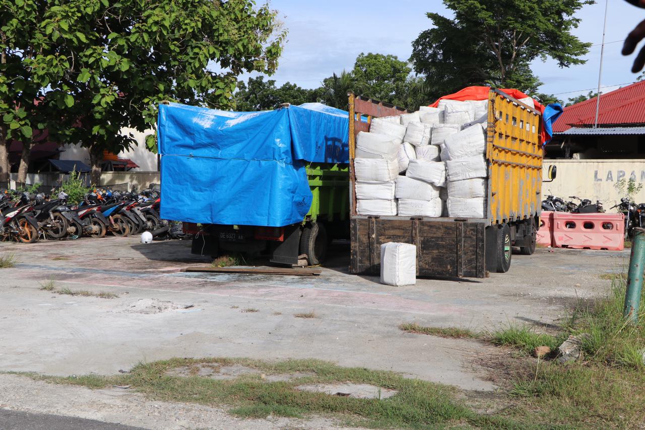 Polres Buru Berhasil Gagalkan Penyelundupan 150 Karton Sianida