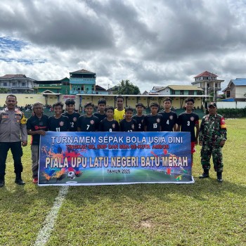 Bhabinkamtibmas dan babinsa Lakukan Pengamanan Turnamen Sepak Bola Usia Dini Piala Upu Latu Negeri Batu Merah 2025