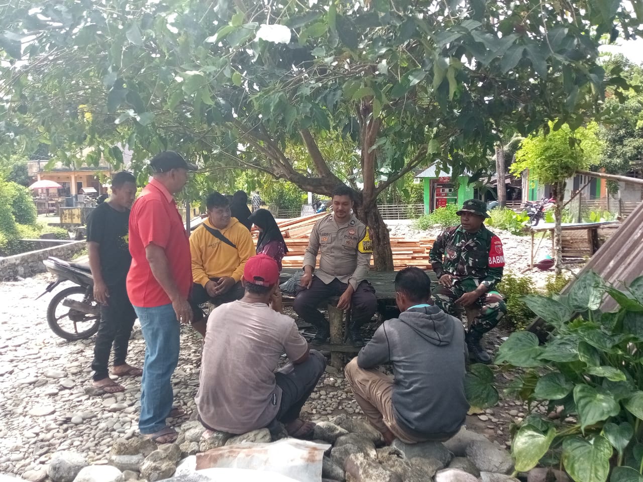 Lakukan Sambang Bhabinkamtibmas Tehoru Ajak Warga Wujudkan Kamtibmas Kondusif