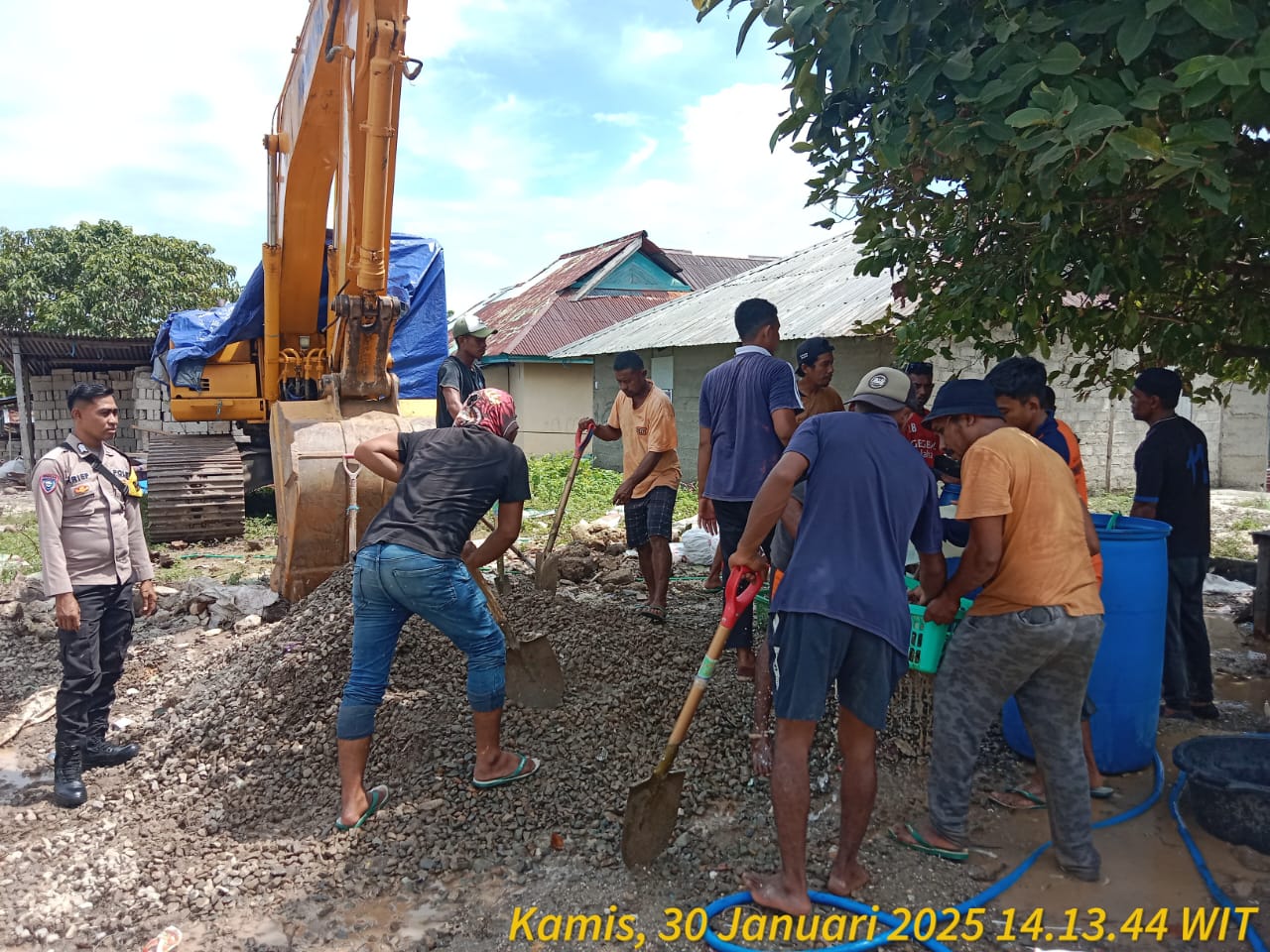 Bhabinkamtibmas Polsek Waesama dan Warga Bergotong Royong Dalam Pembangunan Masjid