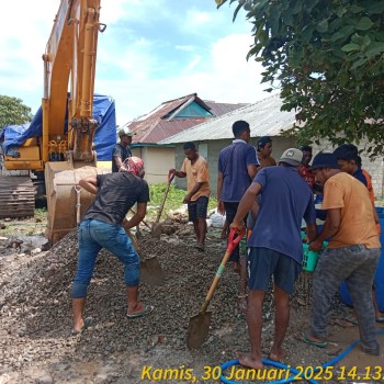 Bhabinkamtibmas Polsek Waesama dan Warga Bergotong Royong Dalam Pembangunan Masjid