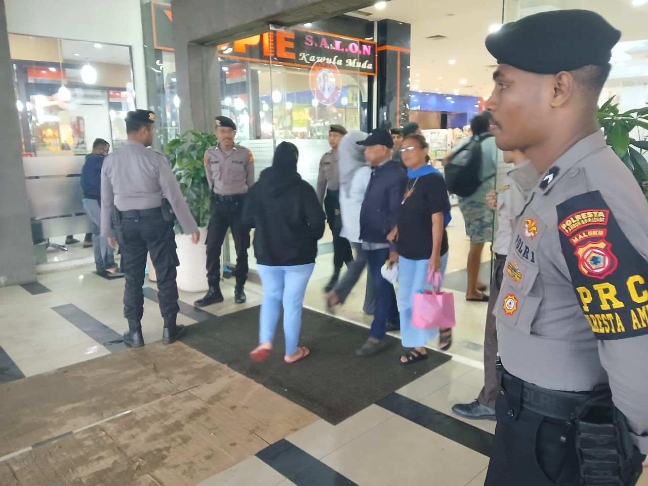 Personel Sat Samapta Polresta Ambon Gelar Patroli di MCM, Berikan Himbauan Kamtibmas Masyarakat