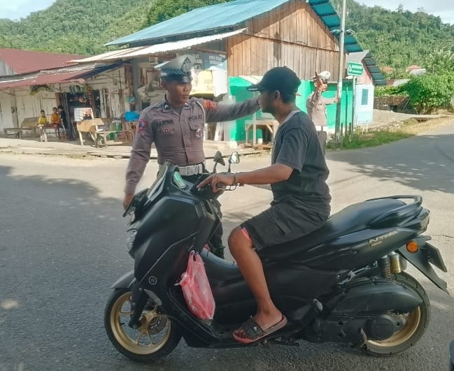 Satlantas Polres Buru Selatan Berikan Teguran Humanis Kepada Masyarakat Yang Tidak Menggunakan Helm