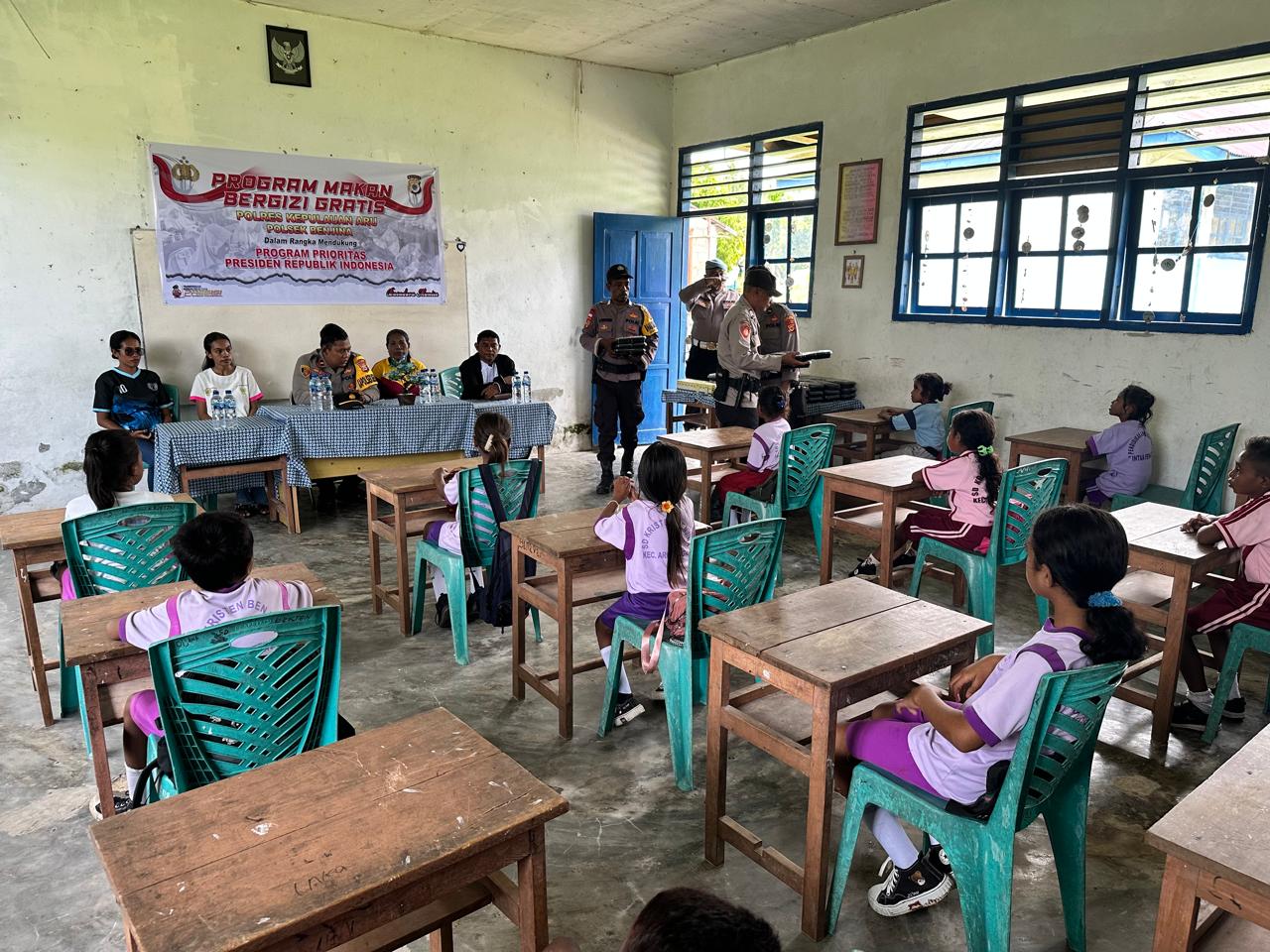 Polsek Aru Tengah (Benjina) Membagikan Paket  Makanan Gratis Untuk Pelajar SD Kristen Benjina