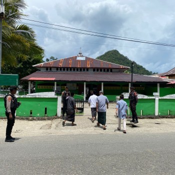 Sat Samapta Polres Buru Selatan Rutin Melaksanakan Pengamanan Sholat Jumat