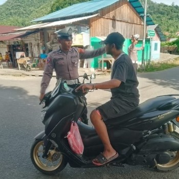 Satlantas Polres Buru Selatan Berikan Teguran Humanis Kepada Masyarakat Yang Tidak Menggunakan Helm