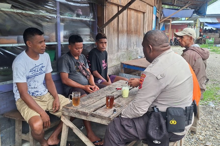 Kanit Bhabinkamtibmas Sat Binmas Polres Buru Selatan Laksanakan Sambang