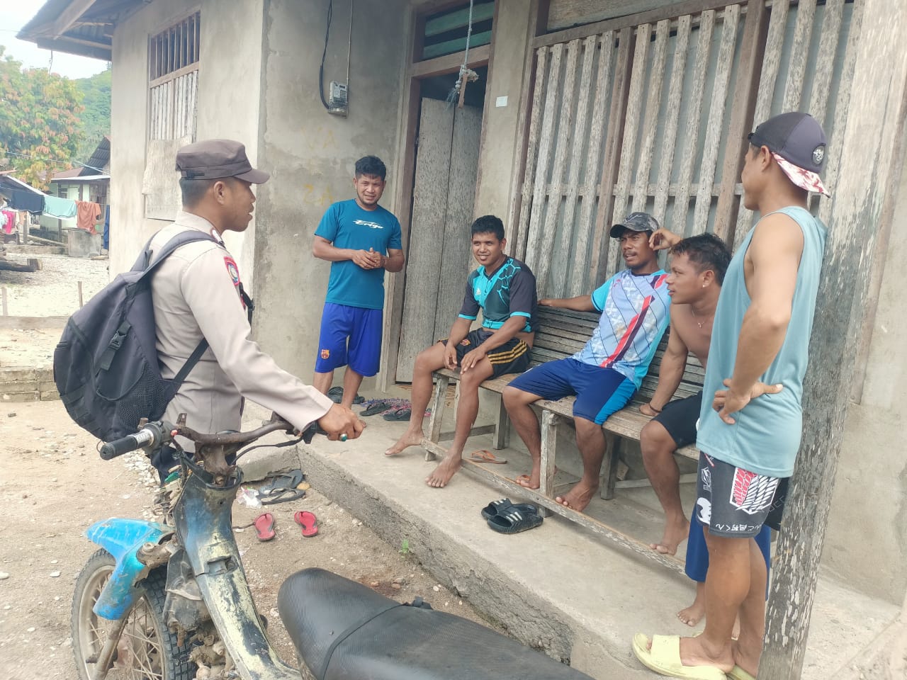 Laksanakan Sambang, Bhabinkamtibmas Polsek Kepala Madan Ajak Masyarakat Jauhi Miras