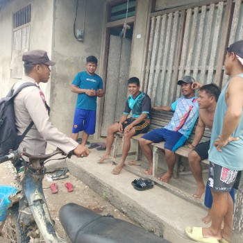 Laksanakan Sambang, Bhabinkamtibmas Polsek Kepala Madan Ajak Masyarakat Jauhi Miras