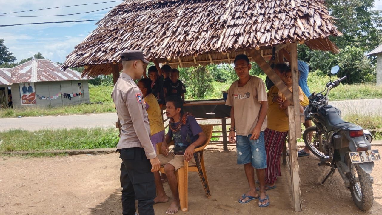 Bhabinkamtibmas Polsek Waesama Sambang ke Desa Binaan