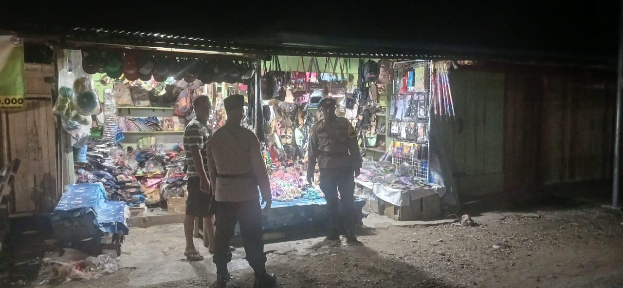 Patroli Malam Hari Polsek Namrole Kontrol Areal Pertokoan