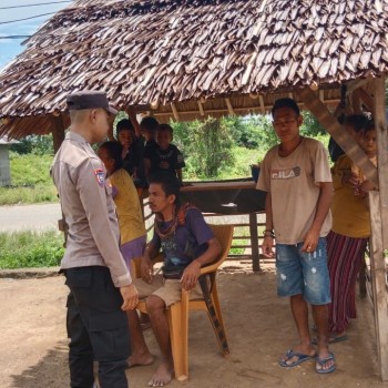 Bhabinkamtibmas Polsek Waesama Sambang ke Desa Binaan