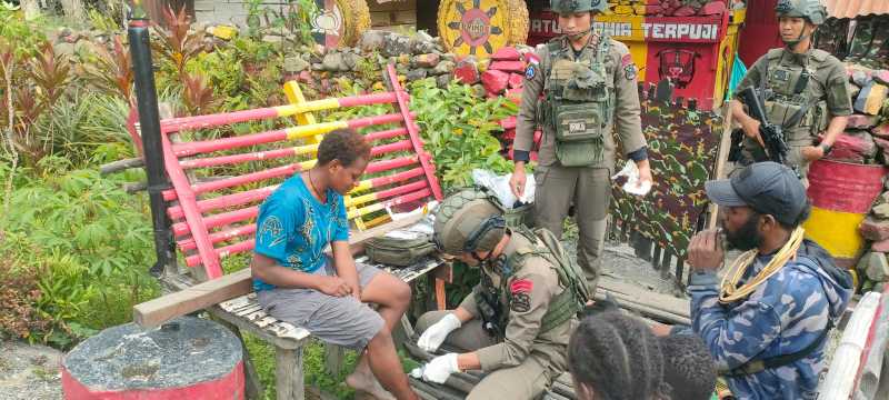 Medis Satgas Ops Damai Cartenz Berikan Pelayanan Kesehatan bagi Warga Puncak Jaya