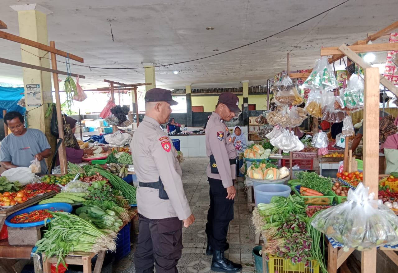 Polsek Namrole Melaksankan Patroli Pasar Guna Mencegah Gangguan Kamtibmas di pasar