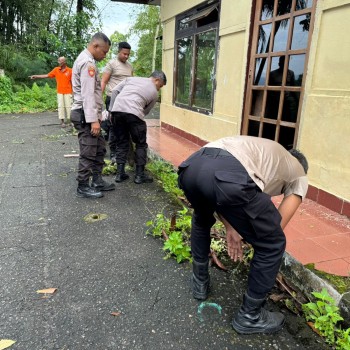 Jaga Kebersihan dan Kenyamanan, Sat Samapta Polresta Ambon Gelar Kerja Bakti di Kantor