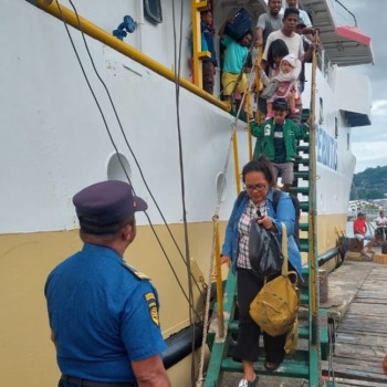 Polsek KPYS Lakukan Pengamanan Kedatangan Kapal Penumpang di Pelabuhan