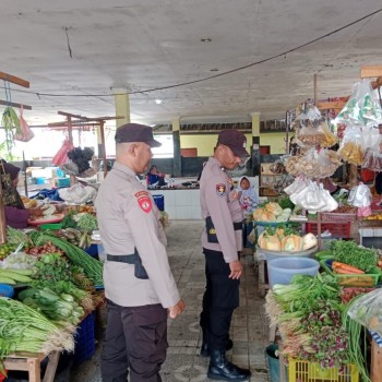 Polsek Namrole Melaksankan Patroli Pasar Guna Mencegah Gangguan Kamtibmas di pasar