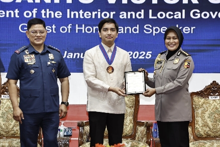 Kombes Pol Retno Prihawati Terima Penghargaan Dari Kepala Kepolisian Filipina Atas Kontribusi Dalam Kerja Sama Hukum RI-Filipina