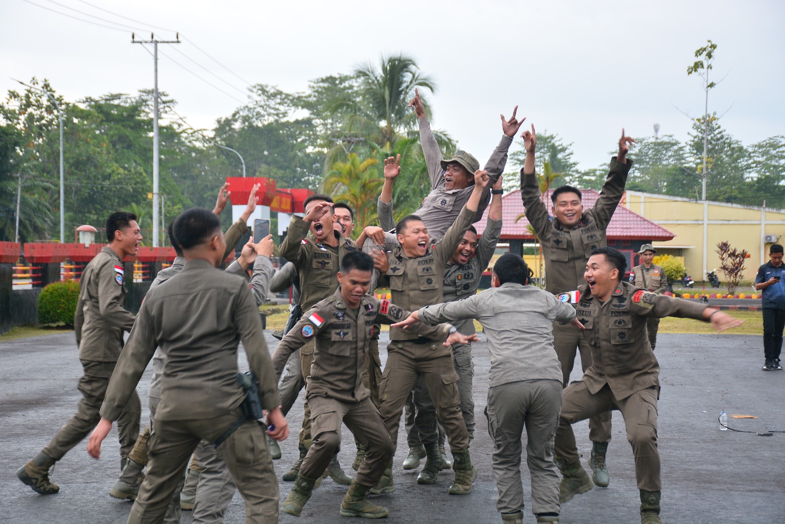 Tingkatkan Kesiapan dan Semangat Bertugas, Personel Ops Damai Cartenz-2025 Hadapi Tantangan Unik dan Seru