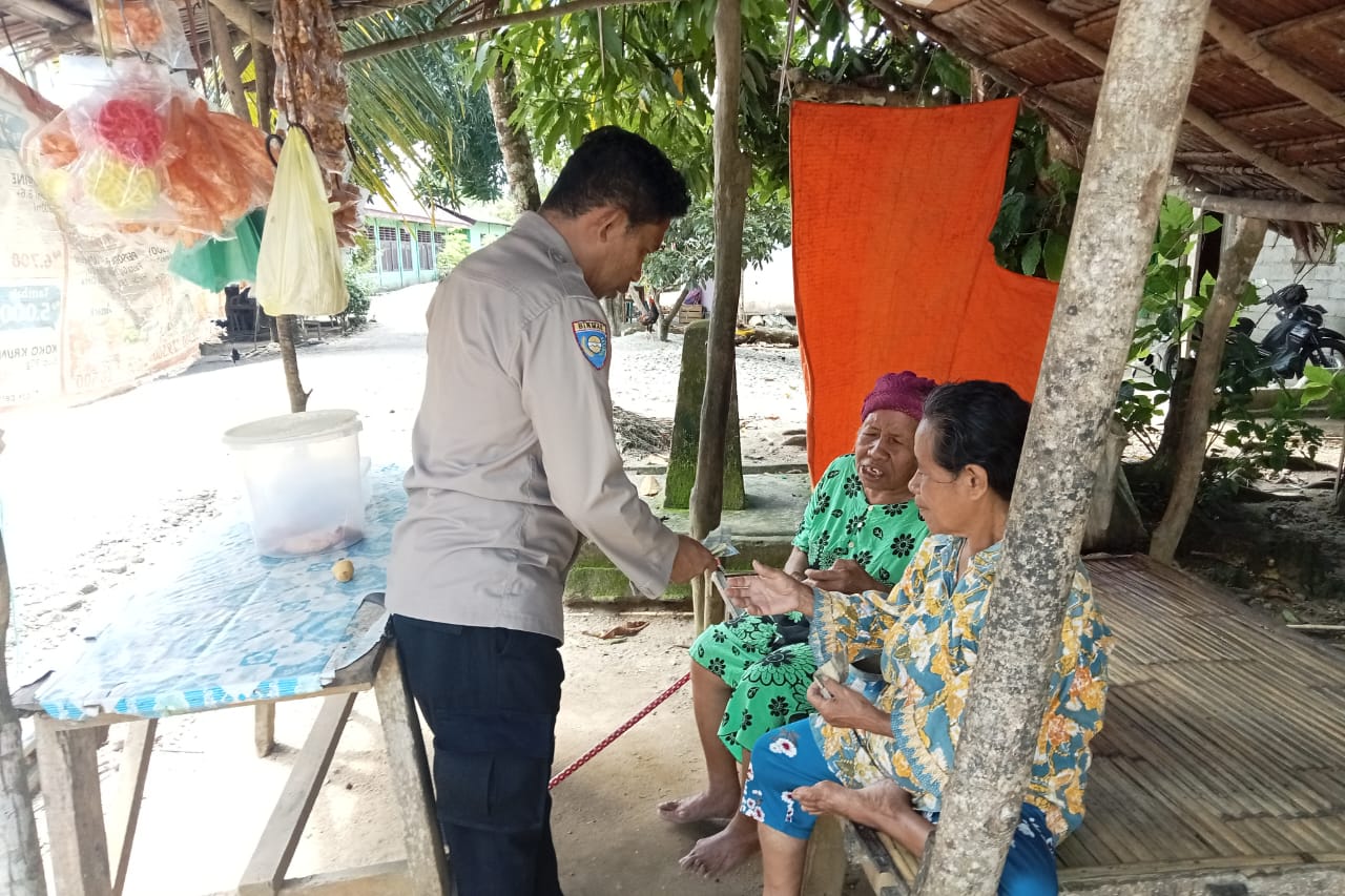 Bhabinkamtibmas Polsek Leihitu Berikan Edukasi UMKM kepada Warga Lansia di Negeri Ureng