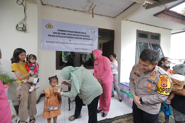 Gelar Posyandu, Kapolres Kepulauan Tanimbar bersama Ketua Bhayangkari Cabang dampingi Pj. Bupati berikan MBG