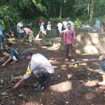 Bhabinkamtibmas Negeri Sila Laksanakan Bakti Sosial Bersama Warga