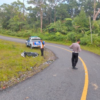 Gerak Cepat Personil Sat Lantas Polres Polres Buru Selatan Tangani Lakalantas.