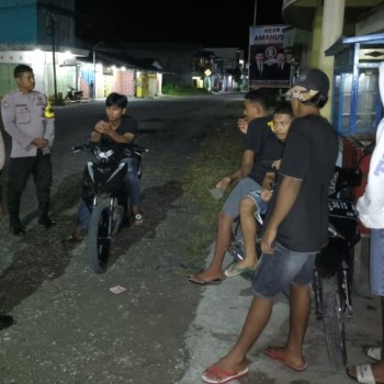 Patroli Malam Polsek Waisarisa Menghimbau Anak-Anak Muda Yang Nongkrong Tidak Terlibat Dalam Kriminalitas.