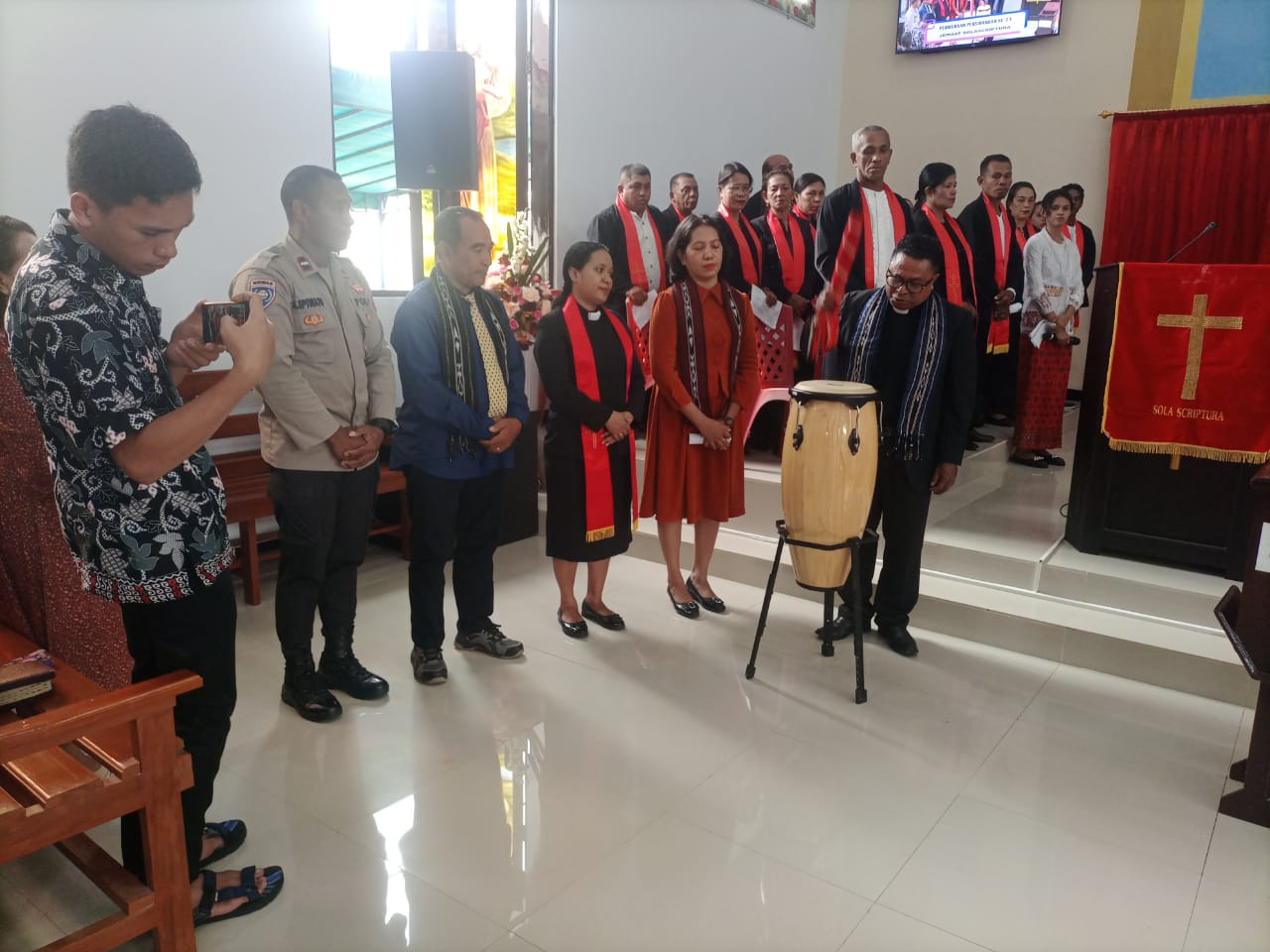 Personel Kepolisian Lakukan Pengamanan Kegiatan Kebaktian dan Resepsi Pembukaan Sidang Jemaat GPM Sola Scriptura Ke-XXI Tahun 2025