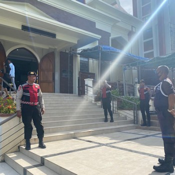 Gelar Patroli rutin pada sejumlah Gereja, Sat Samapta Polres Kepulauan Tanimbar Antisipasi gangguan Kamtibmas