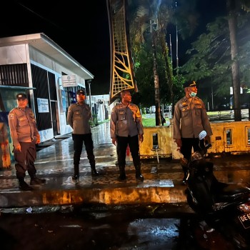 Personel Polresta Ambon Gelar Patroli Malam dan Berikan Imbauan Kamtibmas kepada Warga