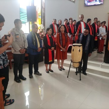 Personel Kepolisian Lakukan Pengamanan Kegiatan Kebaktian dan Resepsi Pembukaan Sidang Jemaat GPM Sola Scriptura Ke-XXI Tahun 2025