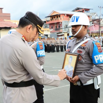 Kapolresta Ambon Pimpin Upacara Pemberhentian Tidak dengan Hormat Personel Polresta P. Ambon & P.P Lease