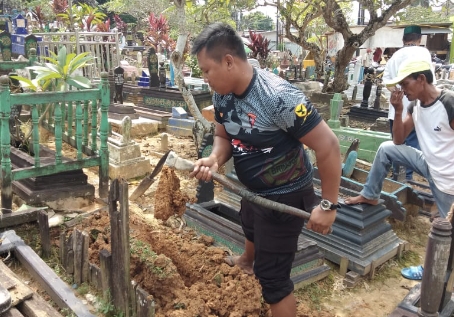 Kisah Bripka Joko Hadi, Polisi yang Mengabdikan Diri sebagai Penggali Kubur Gratis untuk Warga Kurang Mampu