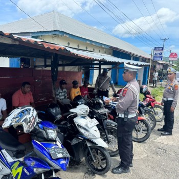 Operasi Keselamatan Salawaku 2025, Satlantas Polres SBB Bagikan Brosur Himbauan Keselamatan