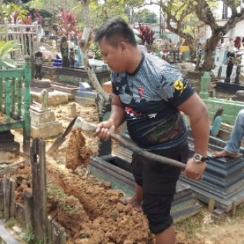 Kisah Bripka Joko Hadi, Polisi yang Mengabdikan Diri sebagai Penggali Kubur Gratis untuk Warga Kurang Mampu