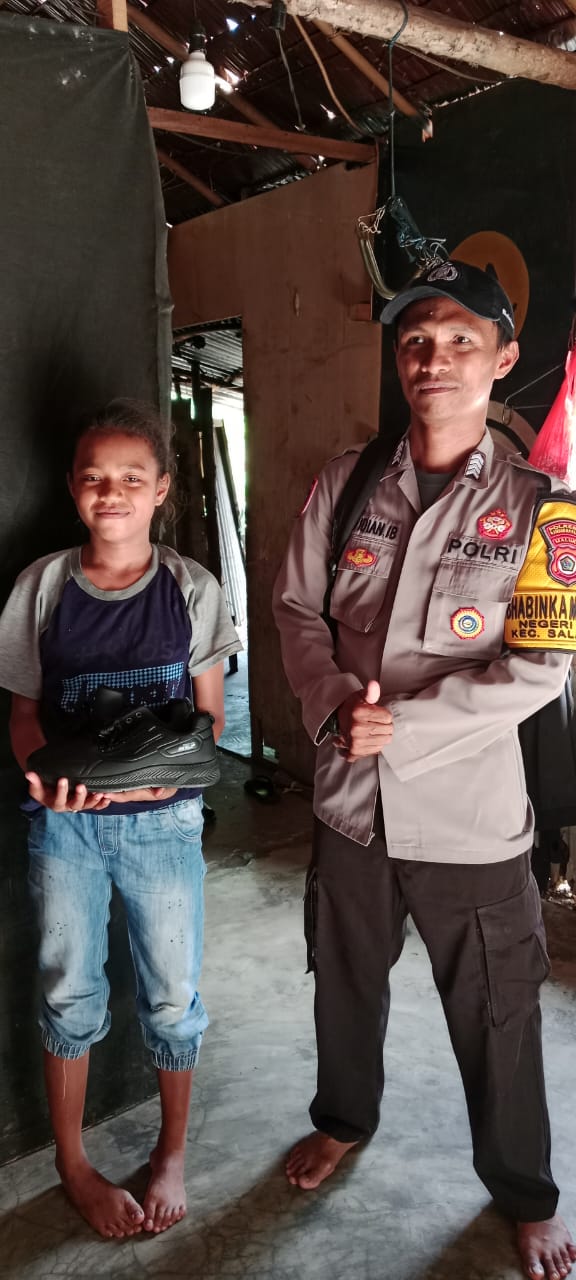 Bhabinkamtibmas Negeri Tial Berikan Bantuan Sepatu Sekolah kepada Siswa SMP