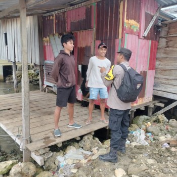 Sambang Diaogis Bhabinkamtibmas Polsek Kepala Madan Kunjungi Rumah Warga Sampaikan Pesan Kamtibmas