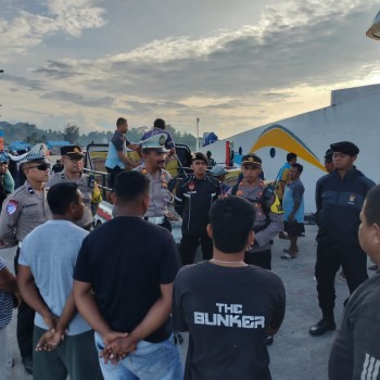 Ops Keselamatan Salawaku 2025, Sat Lantas Polres Buru Selatan Bersama Personil Yang Terlibat Operasi Melaksanakan Sosialisasi Keselamatan Berlalu Lintas di Pelabuhan Laut Namrole.