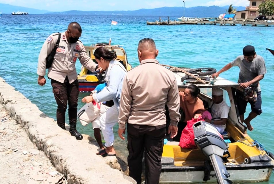 Polsek Salahutu Laksanakan Sambang di Pelabuhan Speed Boat Mamokeng untuk Jaga Keamanan dan Keselamatan Laut