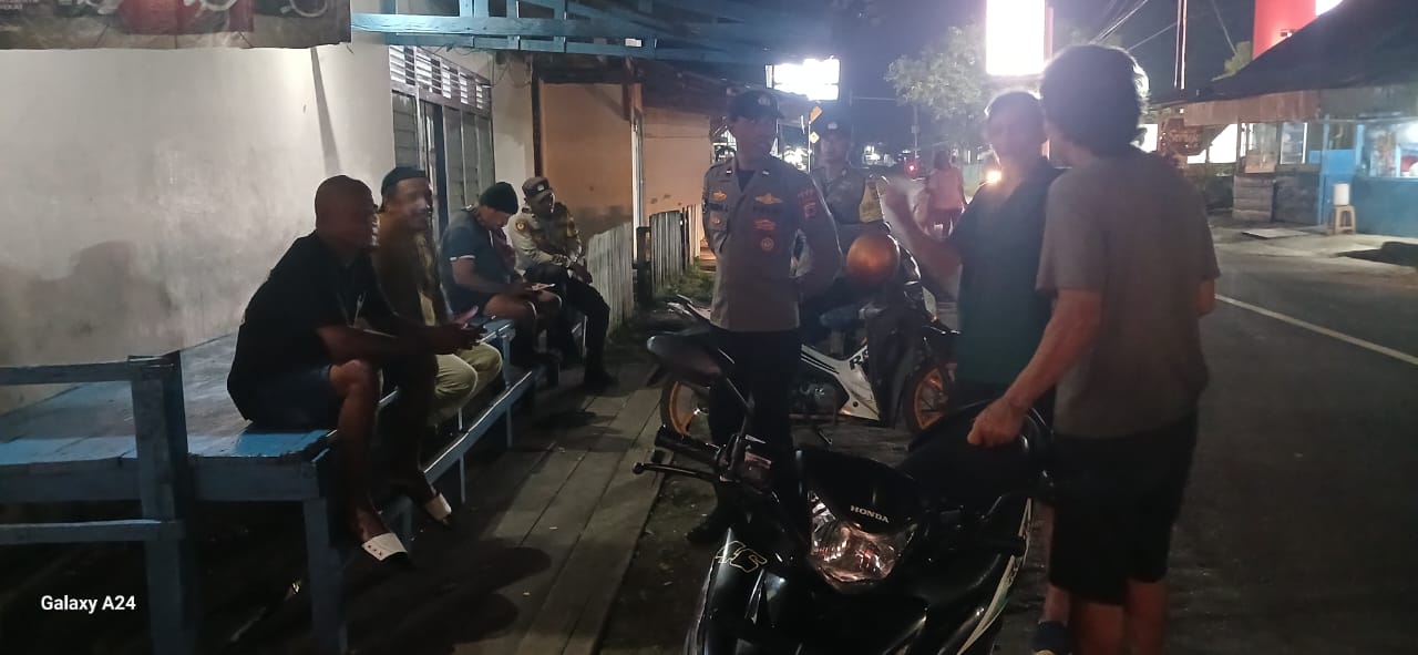 Laksanakan Giat Patroli Rutin Pada Malam Hari Personil Polsek Piru Jaga Situasi Kamtibmas.