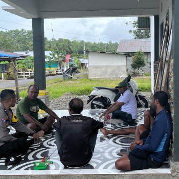 Bhabinkamtibmas Sambang Dan Memberikan Himbauan Kamtibmas Kepada Warga Desa Binaan.